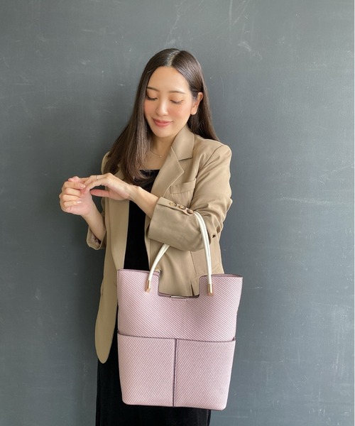 LEBELIER(ルベリエ)の「ツイ―ド風合皮コンビトート(トートバッグ・レディース・ピンク/ベージュ/ブラック/ブルー・FREE)」の4枚目の写真