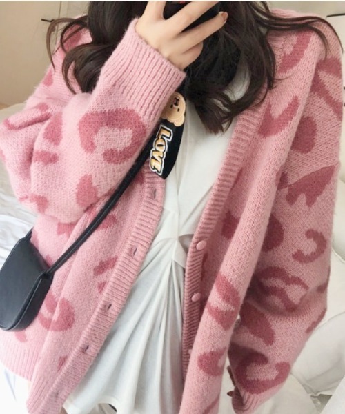 Belle Cie(ベルシー)の「ゆるっと肩落ちあったかレオパードカーデ(カーディガン/ボレロ・レディース・ブラック/ピンク・FREE)」の4枚目の写真