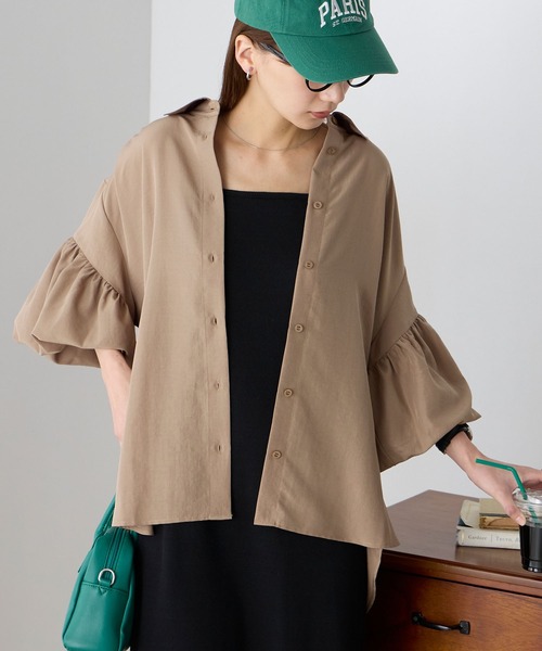 BONLECILL（ボンルシール）の「【UVカット率97%】ライトシアーギャザーボリュームスリーブ 涼しげ オーバーシャツ【纏うUVケア - ソルヴェール】（シャツ/ブラウス・レディース・ブラウン/ピンク/ネイビー系1/ベージュ/ブルー系1/ブラック/ライトブルー/オフホワイト/チャコールグレー/ライトイエロー・FREE）」の5枚目の写真