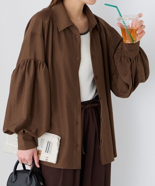 BONLECILL（ボンルシール）の「【UVカット率97%】ライトシアーギャザーボリュームスリーブ 涼しげ オーバーシャツ【纏うUVケア - ソルヴェール】（シャツ/ブラウス・レディース・ブラウン/ピンク/ネイビー系1/ベージュ/ブルー系1/ブラック/ライトブルー/オフホワイト/チャコールグレー/ライトイエロー・FREE）」の4枚目の写真