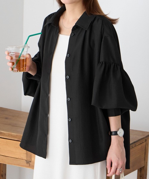 BONLECILL（ボンルシール）の「【UVカット率97%】ライトシアーギャザーボリュームスリーブ 涼しげ オーバーシャツ【纏うUVケア - ソルヴェール】（シャツ/ブラウス・レディース・ブラウン/ピンク/ネイビー系1/ベージュ/ブルー系1/ブラック/ライトブルー/オフホワイト/チャコールグレー/ライトイエロー・FREE）」の2枚目の写真