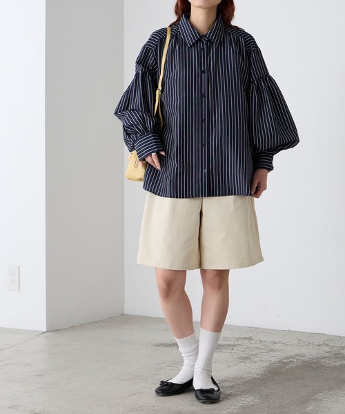 BONLECILL（ボンルシール）の「【UVカット率97%】ライトシアーギャザーボリュームスリーブ 涼しげ オーバーシャツ【纏うUVケア - ソルヴェール】（シャツ/ブラウス・レディース・ブラウン/ピンク/ネイビー系1/ベージュ/ブルー系1/ブラック/ライトブルー/オフホワイト/チャコールグレー/ライトイエロー・FREE）」の14枚目の写真