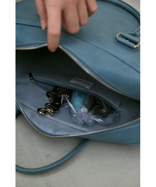 un/neu（アンノイ）の「BIGシボスクエアボストン /  A4、PC(14inch)収納可能 / 大容量バッグ（ボストンバッグ・レディース・カーキ/ブラック/ブルー/ブラウン・FREE）」の7枚目の写真