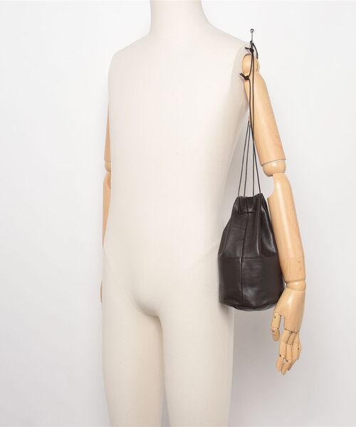 BICASH(ビカーシ)の「BICASH レザー巾着バッグ(B842)(ショルダーバッグ・メンズ・ブラック/ホワイト/ダークブラウン/シルバー・FREE)」の7枚目の写真