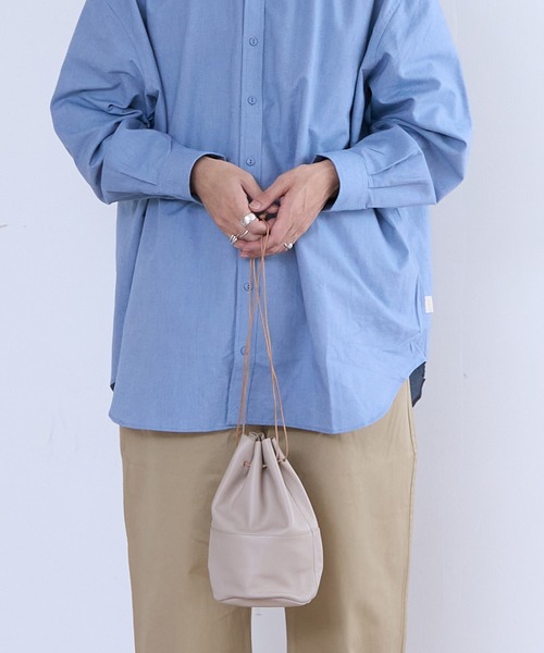 BICASH(ビカーシ)の「BICASH レザー巾着バッグ(B842)(ショルダーバッグ・メンズ・ホワイト/ダークブラウン/ブラック・FREE)」の1枚目の写真