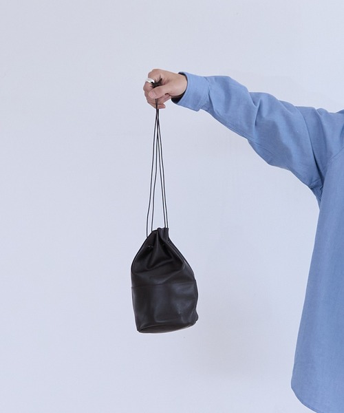 BICASH(ビカーシ)の「BICASH レザー巾着バッグ(B842)(ショルダーバッグ・メンズ・ブラック/ホワイト/ダークブラウン/シルバー・FREE)」の15枚目の写真