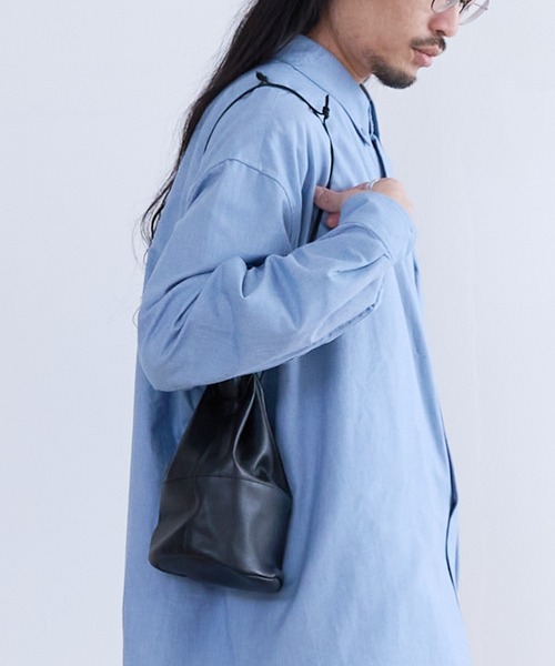 BICASH(ビカーシ)の「BICASH レザー巾着バッグ(B842)(ショルダーバッグ・メンズ・ブラック/ホワイト/ダークブラウン/シルバー・FREE)」の13枚目の写真