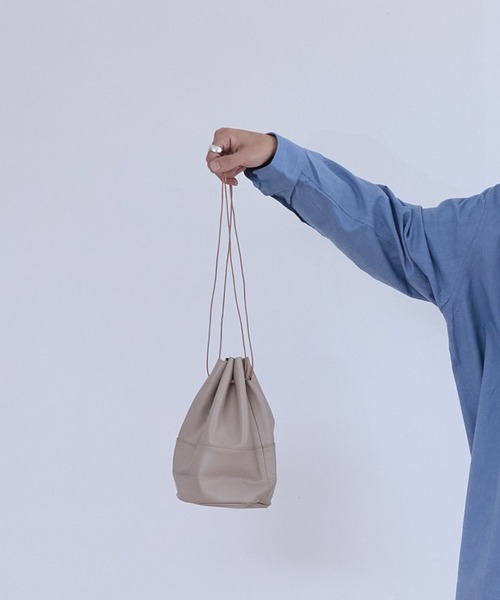 BICASH(ビカーシ)の「BICASH レザー巾着バッグ(B842)(ショルダーバッグ・メンズ・ブラック/ホワイト/ダークブラウン/シルバー・FREE)」の9枚目の写真