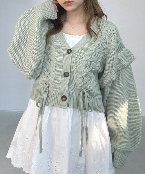 AS KNOW AS plus(アズノゥアズプラス)の「○レースアップ Vネック ケーブルフリルニットカーディガン(カーディガン/ボレロ・レディース・ミント/アイボリー/杢グレー・FREE)」の1枚目の写真