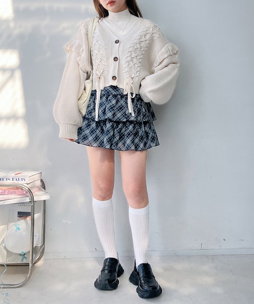 AS KNOW AS plus(アズノゥアズプラス)の「○レースアップ Vネック ケーブルフリルニットカーディガン(カーディガン/ボレロ・レディース・ミント/アイボリー/杢グレー・FREE)」の8枚目の写真