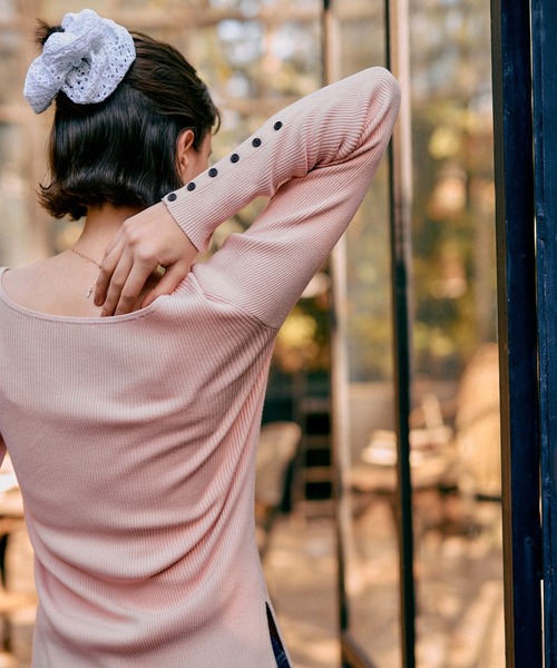 mysty woman（ミスティウーマン）の「ボートネック袖ボタンニット  643356（ニット/セーター・レディース・ピンク/アイボリー/ブラック/グレー系その他・FREE）」の4枚目の写真