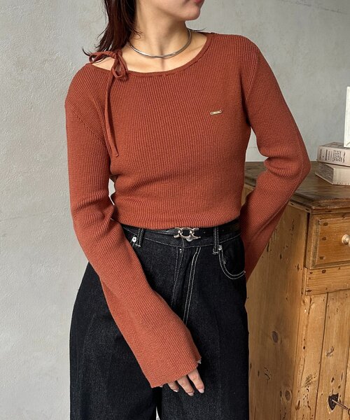 Thevon(ゼボン)の「アシメホルター袖フレアニット(ニット/セーター・レディース・ブラウン/アイボリー/オレンジ・FREE)」の1枚目の写真