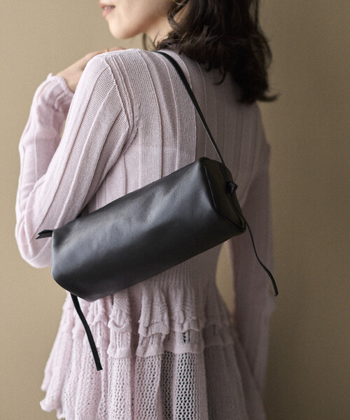 Firsthand（ファーストハンド）の「Firsthand/ファーストハンド レザー ロール ボストンバッグ / 牛革 / 撥水レザー（ボストンバッグ・レディース・ベージュ/ブラック・ONE SIZE）」の2枚目の写真