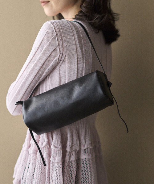 Firsthand（ファーストハンド）の「Firsthand/ファーストハンド レザー ロール ボストンバッグ / 牛革 / 撥水レザー（ボストンバッグ・レディース・ベージュ/ブラック・ONE SIZE）」の3枚目の写真