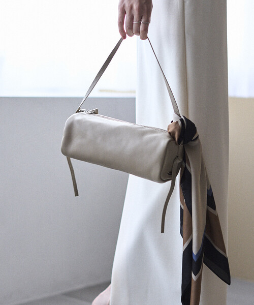 Firsthand（ファーストハンド）の「Firsthand/ファーストハンド レザー ロール ボストンバッグ / 牛革 / 撥水レザー（ボストンバッグ・レディース・ベージュ/ブラック・ONE SIZE）」の6枚目の写真