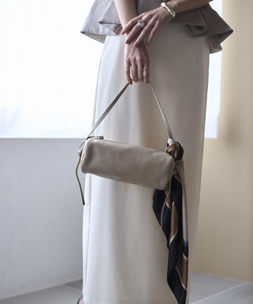 Firsthand（ファーストハンド）の「Firsthand/ファーストハンド レザー ロール ボストンバッグ / 牛革 / 撥水レザー（ボストンバッグ・レディース・ベージュ/ブラック・ONE SIZE）」の7枚目の写真