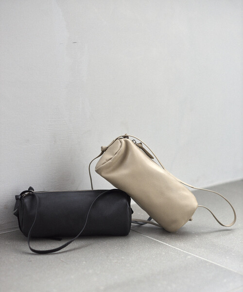 Firsthand（ファーストハンド）の「Firsthand/ファーストハンド レザー ロール ボストンバッグ / 牛革 / 撥水レザー（ボストンバッグ・レディース・ベージュ/ブラック・ONE SIZE）」の9枚目の写真