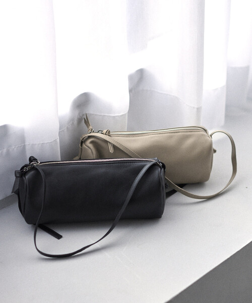 Firsthand（ファーストハンド）の「Firsthand/ファーストハンド レザー ロール ボストンバッグ / 牛革 / 撥水レザー（ボストンバッグ・レディース・ベージュ/ブラック・ONE SIZE）」の12枚目の写真