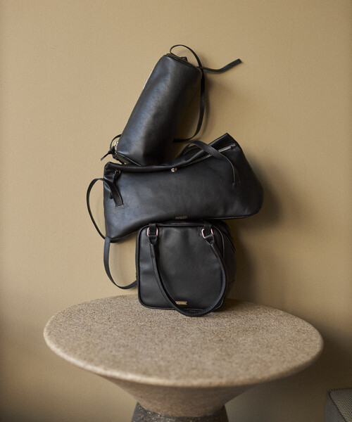 Firsthand（ファーストハンド）の「Firsthand/ファーストハンド レザー ロール ボストンバッグ / 牛革 / 撥水レザー（ボストンバッグ・レディース・ベージュ/ブラック・ONE SIZE）」の13枚目の写真