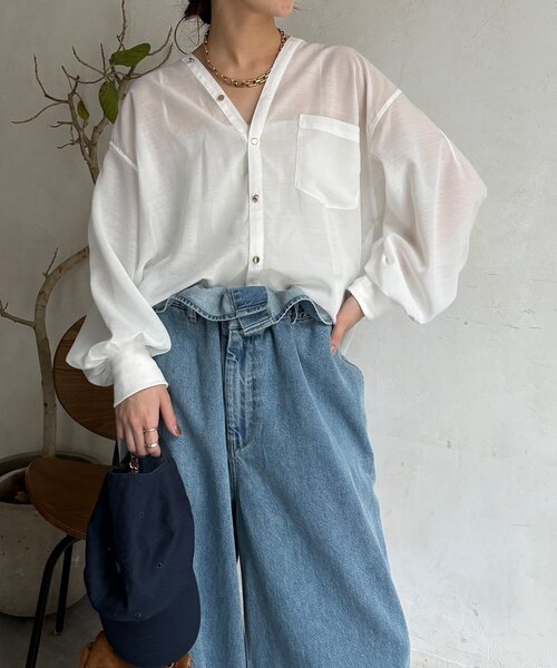 DouDou（ドゥドゥ）の「GOLDボタンVVシャツ（シャツ/ブラウス・レディース・ネイビー/オフホワイト/ピンクベージュ/サックスブルー・FREE）」の2枚目の写真