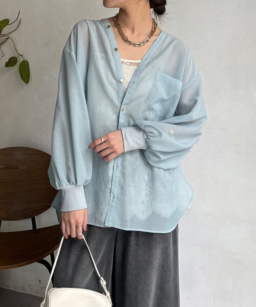 DouDou（ドゥドゥ）の「GOLDボタンVVシャツ（シャツ/ブラウス・レディース・ネイビー/オフホワイト/ピンクベージュ/サックスブルー・FREE）」の4枚目の写真