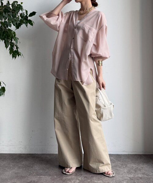 DouDou（ドゥドゥ）の「GOLDボタンVVシャツ（シャツ/ブラウス・レディース・ネイビー/オフホワイト/ピンクベージュ/サックスブルー・FREE）」の9枚目の写真