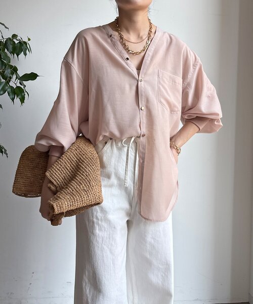 DouDou（ドゥドゥ）の「GOLDボタンVVシャツ（シャツ/ブラウス・レディース・ネイビー/オフホワイト/ピンクベージュ/サックスブルー・FREE）」の13枚目の写真