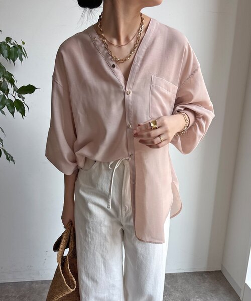 DouDou（ドゥドゥ）の「GOLDボタンVVシャツ（シャツ/ブラウス・レディース・ネイビー/オフホワイト/ピンクベージュ/サックスブルー・FREE）」の12枚目の写真