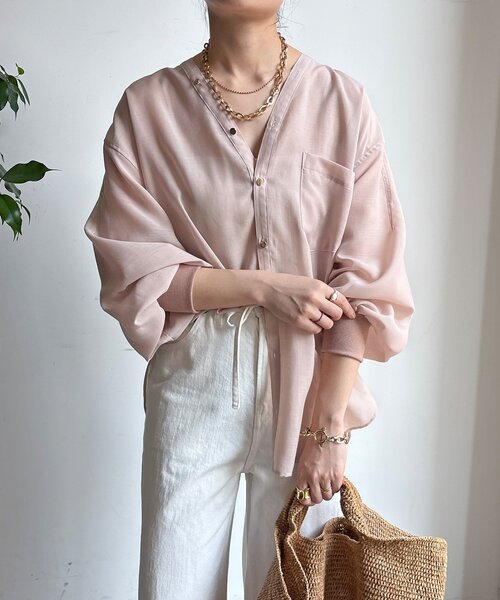 DouDou（ドゥドゥ）の「GOLDボタンVVシャツ（シャツ/ブラウス・レディース・ネイビー/オフホワイト/ピンクベージュ/サックスブルー・FREE）」の11枚目の写真