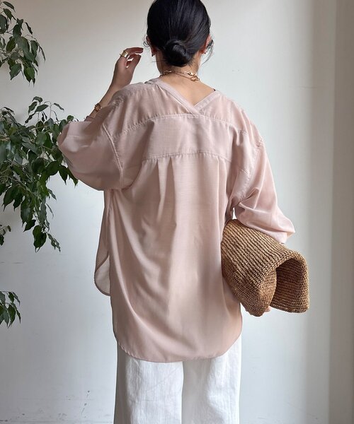 DouDou（ドゥドゥ）の「GOLDボタンVVシャツ（シャツ/ブラウス・レディース・ネイビー/オフホワイト/ピンクベージュ/サックスブルー・FREE）」の10枚目の写真