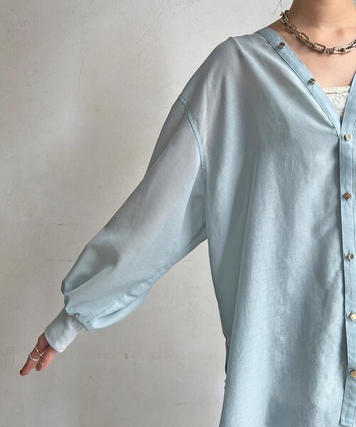 DouDou（ドゥドゥ）の「GOLDボタンVVシャツ（シャツ/ブラウス・レディース・ネイビー/オフホワイト/ピンクベージュ/サックスブルー・FREE）」の5枚目の写真