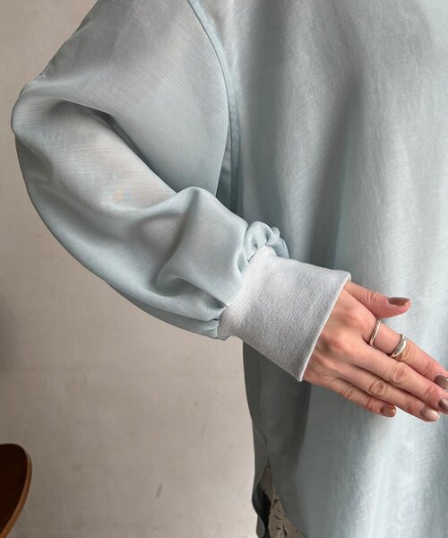 DouDou（ドゥドゥ）の「GOLDボタンVVシャツ（シャツ/ブラウス・レディース・ネイビー/オフホワイト/ピンクベージュ/サックスブルー・FREE）」の6枚目の写真