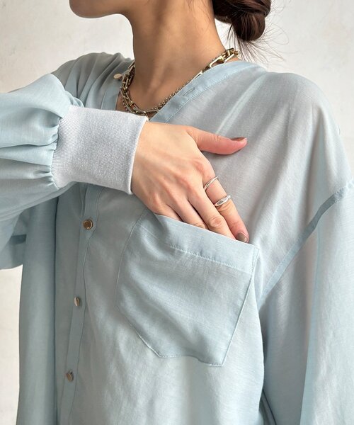 DouDou（ドゥドゥ）の「GOLDボタンVVシャツ（シャツ/ブラウス・レディース・ネイビー/オフホワイト/ピンクベージュ/サックスブルー・FREE）」の7枚目の写真