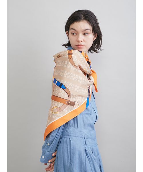 Mila Owen（ミラオーウェン）の「ベルトモチーフ柄スカーフ（バンダナ/スカーフ・レディース・オレンジ/グリーン・F）」の12枚目の写真