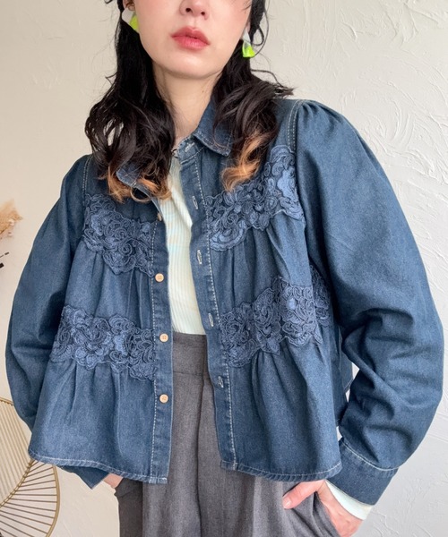 deux amour(ドゥーザムール)の「お花付きデニムブラウス(シャツ/ブラウス・レディース・ブルー/ネイビー・M~L)」の2枚目の写真