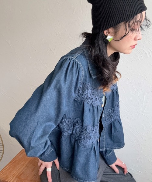 deux amour(ドゥーザムール)の「お花付きデニムブラウス(シャツ/ブラウス・レディース・ブルー/ネイビー・M~L)」の7枚目の写真