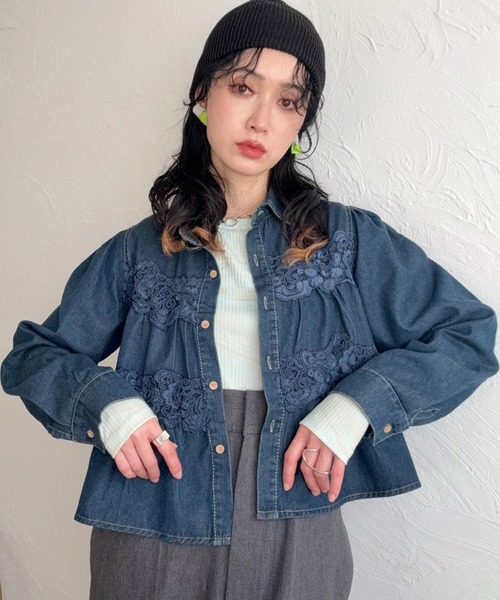 deux amour(ドゥーザムール)の「お花付きデニムブラウス(シャツ/ブラウス・レディース・ブルー/ネイビー・M~L)」の6枚目の写真