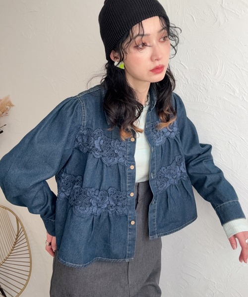 deux amour(ドゥーザムール)の「お花付きデニムブラウス(シャツ/ブラウス・レディース・ブルー/ネイビー・M~L)」の5枚目の写真