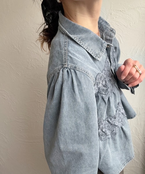 deux amour(ドゥーザムール)の「お花付きデニムブラウス(シャツ/ブラウス・レディース・ブルー/ネイビー・M~L)」の17枚目の写真