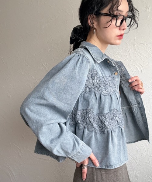 deux amour(ドゥーザムール)の「お花付きデニムブラウス(シャツ/ブラウス・レディース・ブルー/ネイビー・M~L)」の12枚目の写真