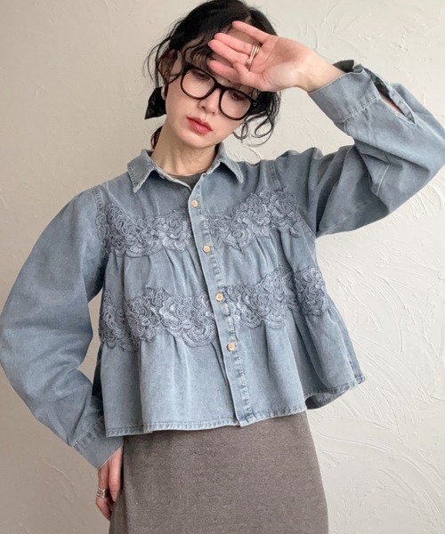 deux amour(ドゥーザムール)の「お花付きデニムブラウス(シャツ/ブラウス・レディース・ブルー/ネイビー・M~L)」の4枚目の写真