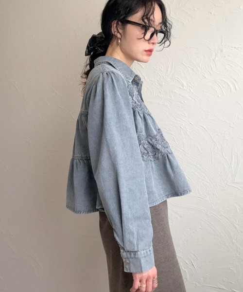 deux amour(ドゥーザムール)の「お花付きデニムブラウス(シャツ/ブラウス・レディース・ブルー/ネイビー・M~L)」の13枚目の写真