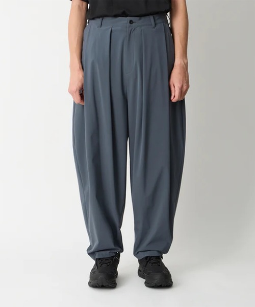 WHITE MOUNTAINEERING(ホワイトマウンテニアリング)の「【White Mountaineering / ホワイトマウンテニアリング】8 TUCK WIDE TAPERED PANTS(その他パンツ・メンズ・ブラック/ダークグレー・2/1/0)」の4枚目の写真