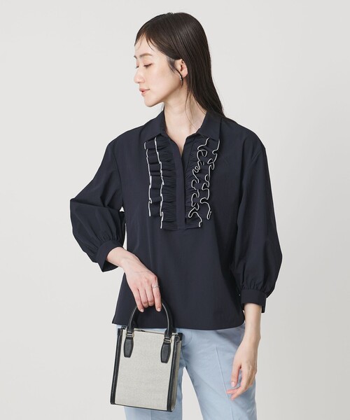 UNITED ARROWS（ユナイテッドアローズ）の「メロー フリル スキッパー パフ ブラウス ‐防しわ 吸水速乾 UVカット 遮熱性 接触冷感 ウォッシャブル‐（シャツ/ブラウス・レディース・ホワイト/ライトブルー/ネイビー・FREE）」の3枚目の写真