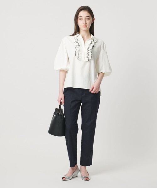 UNITED ARROWS（ユナイテッドアローズ）の「メロー フリル スキッパー パフ ブラウス ‐防しわ 吸水速乾 UVカット 遮熱性 接触冷感 ウォッシャブル‐（シャツ/ブラウス・レディース・ホワイト/ライトブルー/ネイビー・FREE）」の7枚目の写真
