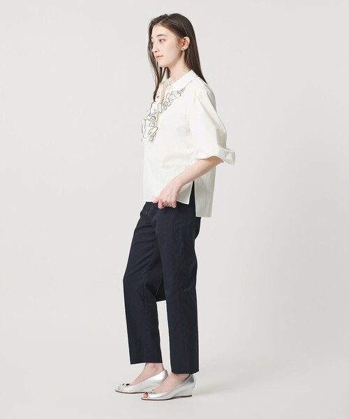 UNITED ARROWS（ユナイテッドアローズ）の「メロー フリル スキッパー パフ ブラウス ‐防しわ 吸水速乾 UVカット 遮熱性 接触冷感 ウォッシャブル‐（シャツ/ブラウス・レディース・ホワイト/ライトブルー/ネイビー・FREE）」の8枚目の写真