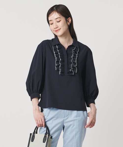 UNITED ARROWS（ユナイテッドアローズ）の「メロー フリル スキッパー パフ ブラウス ‐防しわ 吸水速乾 UVカット 遮熱性 接触冷感 ウォッシャブル‐（シャツ/ブラウス・レディース・ホワイト/ライトブルー/ネイビー・FREE）」の9枚目の写真