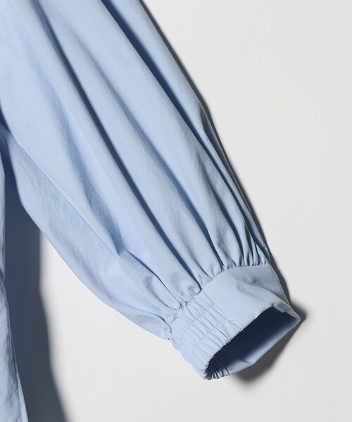 UNITED ARROWS（ユナイテッドアローズ）の「メロー フリル スキッパー パフ ブラウス ‐防しわ 吸水速乾 UVカット 遮熱性 接触冷感 ウォッシャブル‐（シャツ/ブラウス・レディース・ホワイト/ライトブルー/ネイビー・FREE）」の17枚目の写真