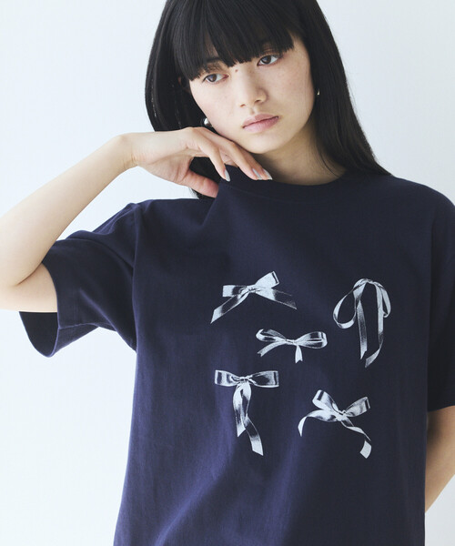 Firsthand(ファーストハンド)の「Firsthand/ファーストハンド コンフォータブル リボンプリント クルーネック Tシャツ(Tシャツ/カットソー・レディース・ホワイト/ブラック/ネイビー・FREE)」の3枚目の写真