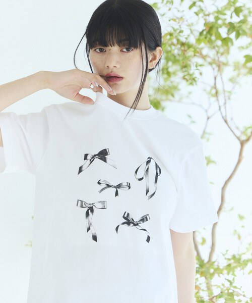 Firsthand(ファーストハンド)の「Firsthand/ファーストハンド コンフォータブル リボンプリント クルーネック Tシャツ(Tシャツ/カットソー・レディース・ホワイト/ブラック/ネイビー・FREE)」の2枚目の写真
